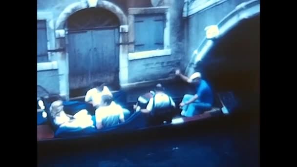 Венеция Июня 1970 Трагетто Гондола Люди Стоят Пересекая Большой Канал — стоковое видео