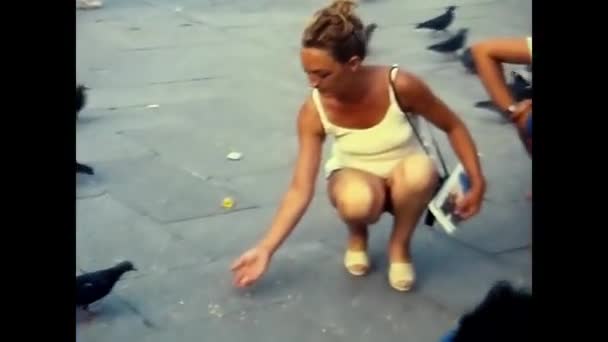 Venice Itália Junho 1970 Mulher Bonita Alimentando Pombos Rua — Vídeo de Stock