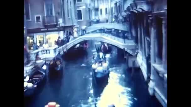 Venice Italia June 1970 Traghetto Gondola Folk Står Krysser Grand – stockvideo