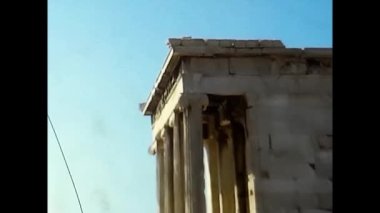 Athene, Mısır 27 Haziran 1979: Yunanistan, Akropolis 'in turistik simgesi. Yunanistan 'ın başkentinde antik Atina sütunlarının kalıntıları