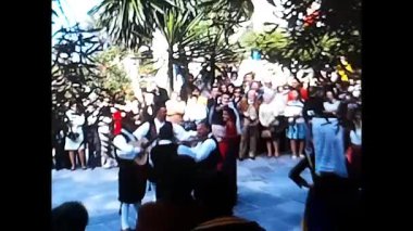 Athene, Mısır 27 Haziran 1979: Geleneksel kostüm giymiş dansçılar halk dansları yaptılar, Rethymno, Yunanistan