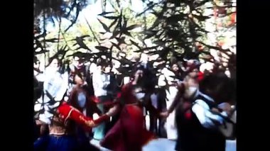 Athene, Mısır 27 Haziran 1979: Geleneksel kostüm giymiş dansçılar halk dansları yaptılar, Rethymno, Yunanistan