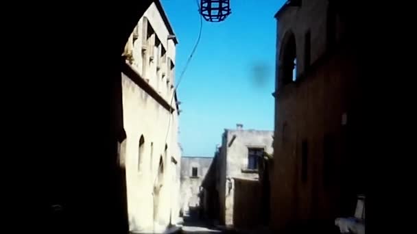 罗得岛 埃及1979年6月27日 罗得岛骑士街 一个封闭的中层老城 女士步行 — 图库视频影像