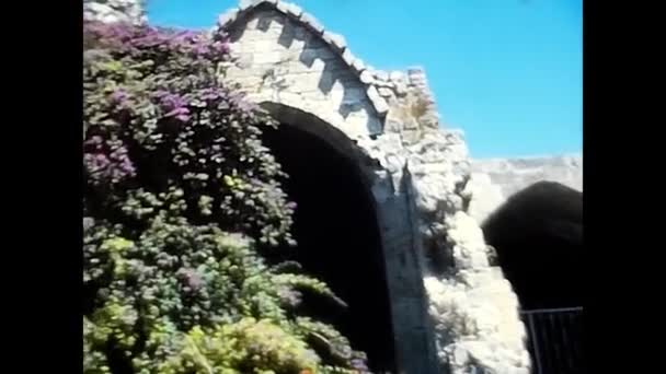 Rhodes Egypt Juni 1979 Egyptisk Ruin Med Veteranbilar Passerar Talet — Stockvideo