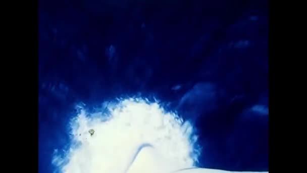 1979年6月27日 埃及雅典娜 货船的金属船头划破海浪 白沫飞溅 — 图库视频影像