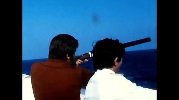 Athene Egypt Czerwiec 1979 Man Strzelanie Bok Statku — Wideo stockowe