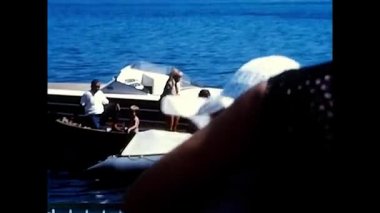Argentario, Toskana 28 Haziran 1970: 70 'lerden kalma Arjantario kostümlü insanlarla yıkanma plajı