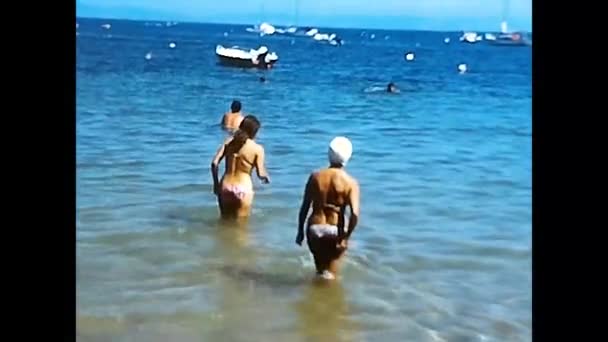 Argentario Uscany June 1970 아르헨티나 복장을 사람들 해변에서 목욕을 — 비디오