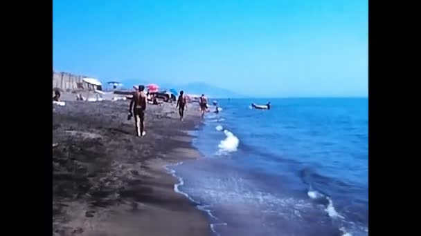 1970年6月28日 70年代起在圣斯特凡诺港与人们一起在海里洗澡 — 图库视频影像