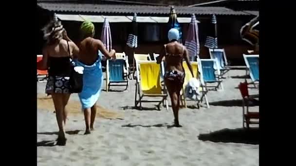 Orbetello Giugno 1970 Spiaggia Balneabile Con Persone Orbetello Dagli Anni — Video Stock