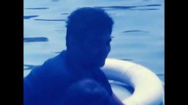Elba, İtalya 14 Temmuz 1970: Ada çıkarma botu tur teknesine yaklaşıyor