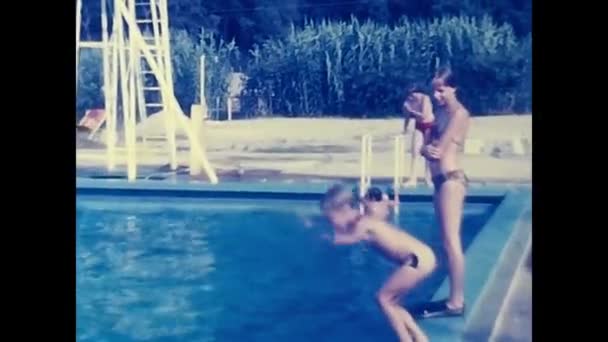 Elba Włochy Lipiec 1970 Chłopak Nurkujący Basenie — Wideo stockowe