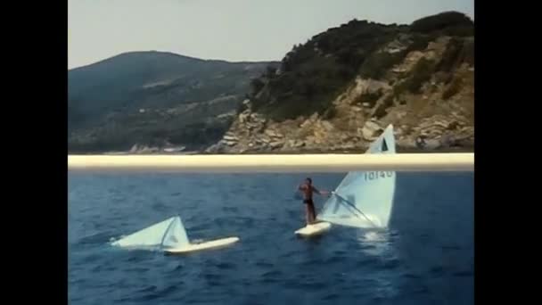Elba Италия Июля 1970 Виндсерфинг Острове Эльба — стоковое видео