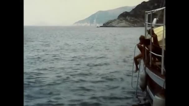 Elba Италия Июля 1970 Человек Лодке Спускается Лестницы Море Годов — стоковое видео