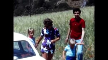 Estepona, İspanya 18 Haziran 1970: Tarihi arabalı aile