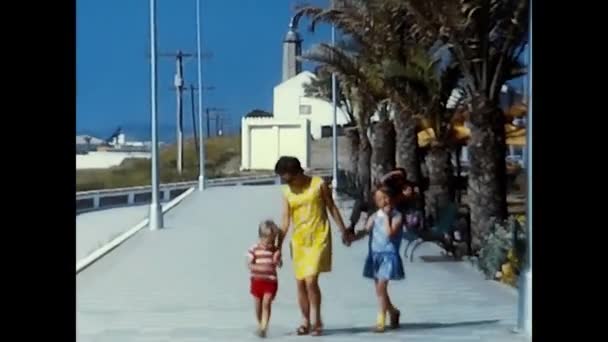 Estepona Spain June 1970 Estepona 해변에는 명이서 — 비디오