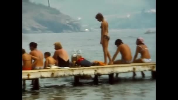 Elba Italy July 1970 Острів Ельба Люди Набережній Плавають 1970 — стокове відео