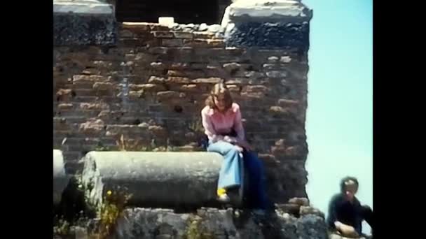 Taormina Giugno 1970 Scavi Archeologici Taormina Con Turisti Degli Anni — Video Stock