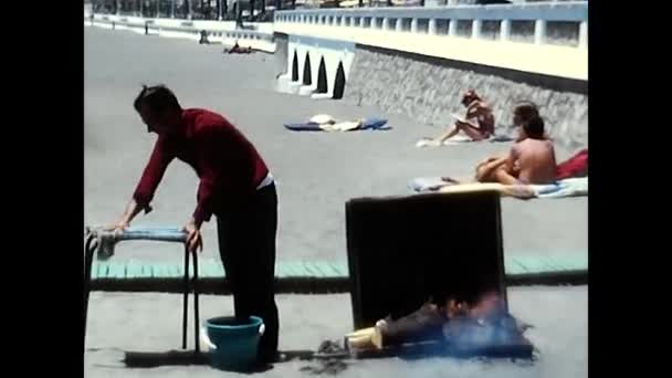 Estepona Espanha Junho 1970 Homem Espanhol Grelha Peixe Praia Dos — Vídeo de Stock