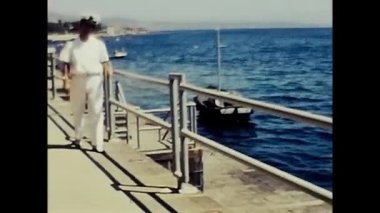 Messina, İtalya 18 Mayıs 1960: 1960 'lardan kalma bir polis teknesinin yanında deniz subayı