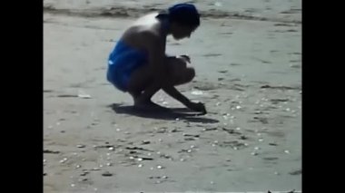 Messina, İtalya 18 Mayıs 1960: Anne ve kızı 60 'larda deniz kenarında.