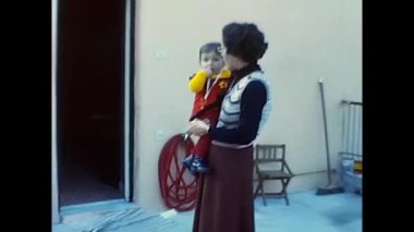 Messina, İtalya 18 Mayıs 1960: 60 'lı yaşlarda çocuklu büyükanne ve büyükbaba ve akrabalar