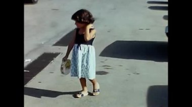 Messina, İtalya 18 Mayıs 1960. Tef çalan küçük bir kız. 60 'larda.