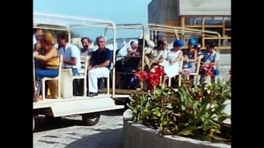 Messina, İtalya 18 Mayıs 1960: Messina 'da şehir treni güneşli bir yaz gününde mutlu turistlerle