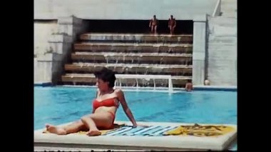 Messina, İtalya 18 Mayıs 1960: Messina 60 'larda havuzda insanlar