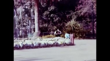 Palermo, İtalya 13 Nisan 1960: 60 'ların karnavalı için maskeli lunaparktaki çocuklar