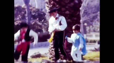 Palermo, İtalya 13 Nisan 1960: 60 'ların karnavalı için maskeli lunaparktaki çocuklar