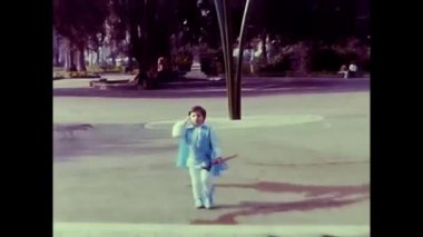 Palermo, İtalya 13 Nisan 1960: 60 'ların karnavalı için maskeli lunaparktaki çocuklar