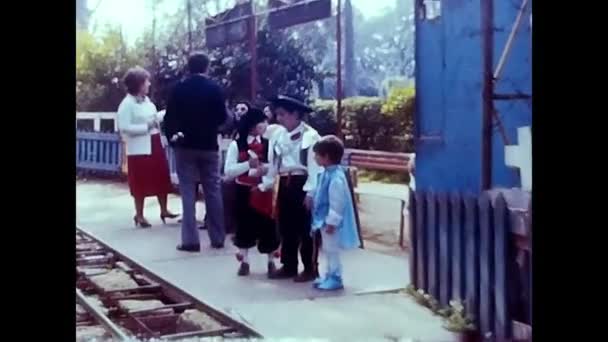 Palermo Ιταλία Απριλίου 1960 Παιδιά Στο Πάρκο Του Τρένου Δεκαετία — Αρχείο Βίντεο