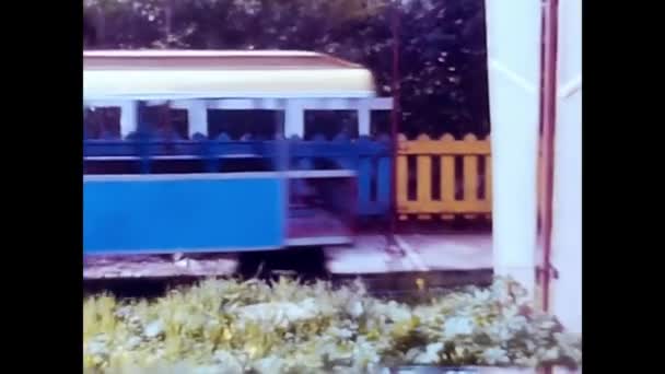 1960年4月13日イタリアのパレルモ 60年代の電車の中で公園の子供たち — ストック動画