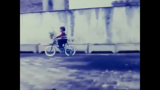 Palermo Talya Nisan 1960 Ların Arka Bahçesinde Çocuk Bisikleti — Stok video