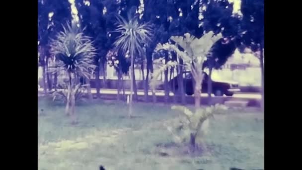 1960年4月13日 意大利帕勒莫 六十年代 祖父母在公园开枪射击孙子孙女 — 图库视频影像