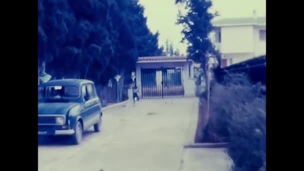 1960年4月13日イタリアのパレルモ 60年代の家の近くの通りをサイクリングする子供たち — ストック動画
