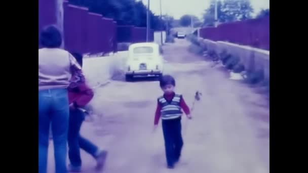 Palermo Italy April 1960 Дети Играют Проселочной Дороге Возле Дома — стоковое видео
