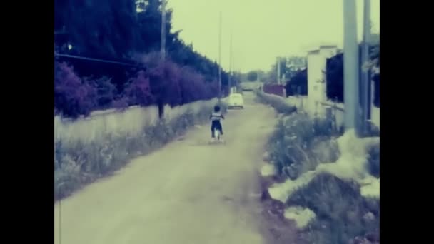 Παλέρμο Ιταλία Απριλίου 1960 Παιδί Παίζει Στον Επαρχιακό Δρόμο Κοντά — Αρχείο Βίντεο