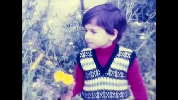 Palermo Italský Duben 1960 Malá Krásná Šťastná Dívka Slamáku Usmívá — Stock video