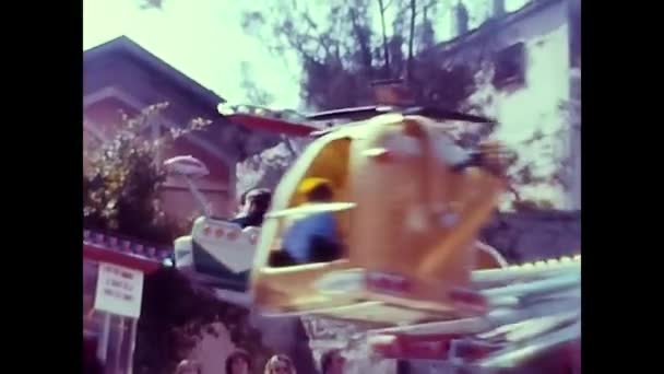 Palermo Italië April 1960 Gezinnen Met Kinderen Kermis Ritten — Stockvideo