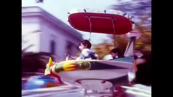 Палермо Италия Апреля 1960 Семьи Детьми Ярмарке Аттракционов — стоковое видео