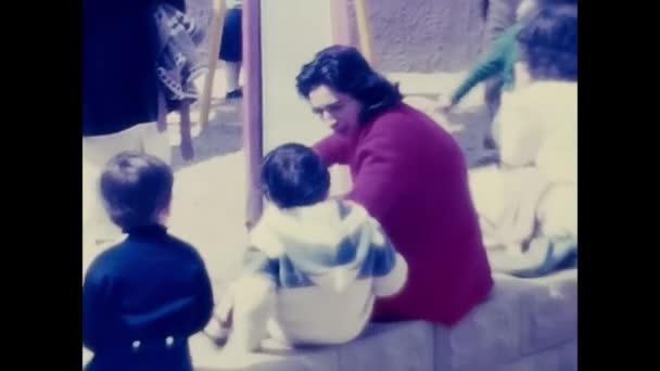 Palermo Aprile 1960 Famiglie Con Bambini Parco Giochi Anni — Video Stock
