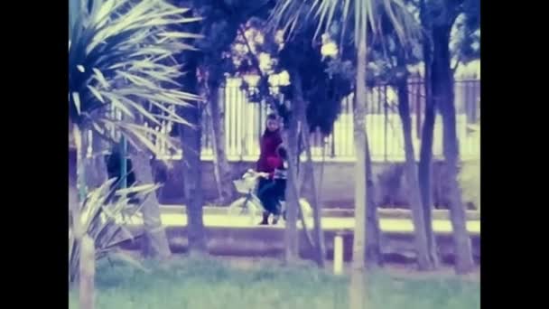 Palermo Itália Abril 1960 Mãe Com Filho Bicicleta Parque Dos — Vídeo de Stock