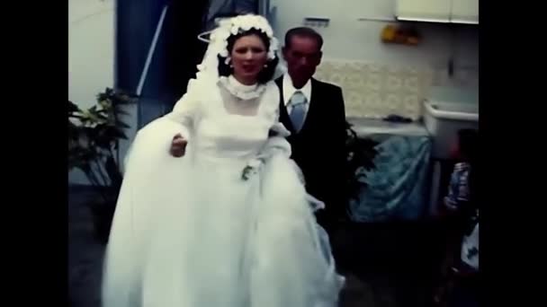 Palermo Itália Maio 1970 Pai Deixando Casa Com Sua Noiva — Vídeo de Stock