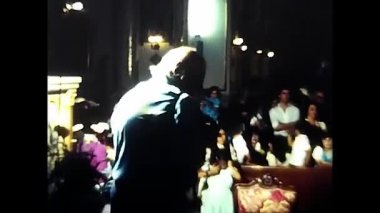 Palermo, İtalya Mayıs 1970, bir düğünde fotoğrafçı olarak çalışıyorum. Konuşan kadın