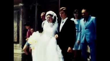 Palermo, İtalya Mayıs 1970: 70 'leri kutlayan misafirlerle kiliseden çıkan çift