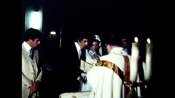 Palermo Itália Maio 1970 Noiva Amorosa Noivo Colocar Anéis Uns — Vídeo de Stock