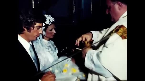 Palermo Itálie Květen 1970 Nevěsta Ženich Přijímání Katolické Církvi — Stock video