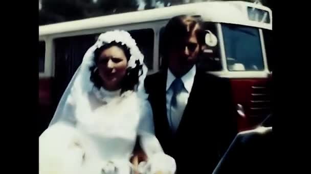 Palermo Italy May 1970 Couple Driving Away Vintage Automobile 70S — Stock Video